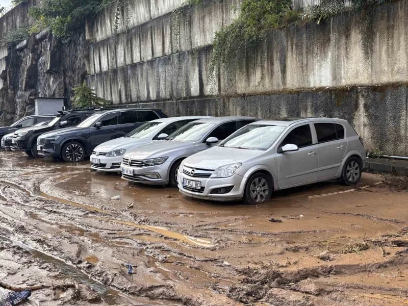 Trabzon’da etkili olan sağanak yağış nedeniyle cadde ve sokaklar göle dönerken, bazı iş yerlerini su bastı, bir binanın