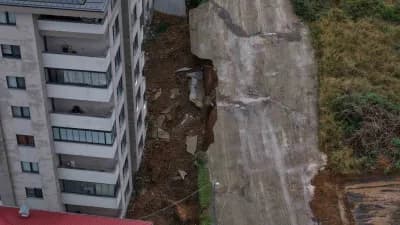 Trabzon’da sağanak yağış sonrası suyla dolan cadde ve su baskını yaşanan iş yerleri