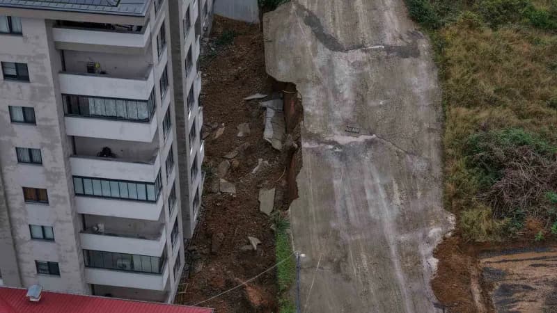 Trabzon’da sağanak yağış sonrası suyla dolan cadde ve su baskını yaşanan iş yerleri