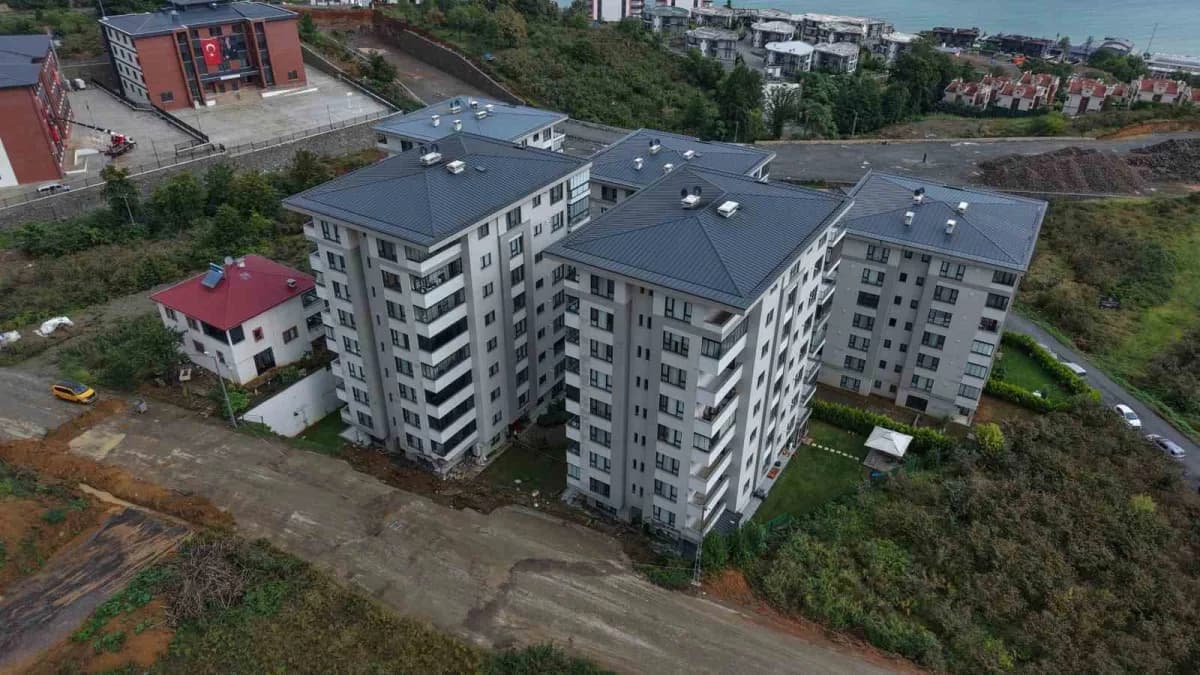 Trabzon’da etkili olan sağanak yağış nedeniyle cadde ve sokaklar göle dönerken, bazı iş yerlerini su bastı, bir binanın