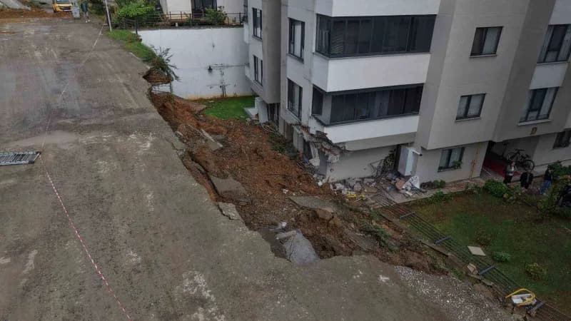 Trabzon’da etkili olan sağanak yağış nedeniyle cadde ve sokaklar göle dönerken, bazı iş yerlerini su bastı, bir binanın