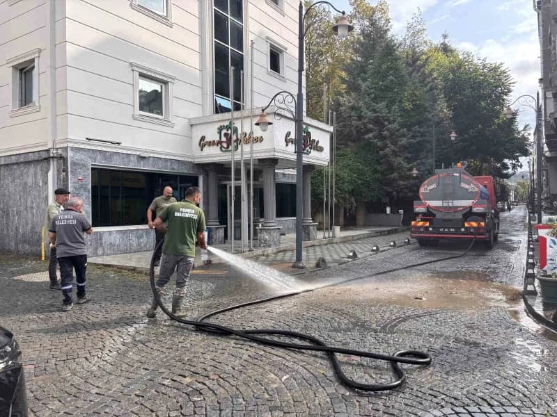 Trabzon’da etkili olan sağanak yağış nedeniyle cadde ve sokaklar göle dönerken, bazı iş yerlerini su bastı, bir binanın