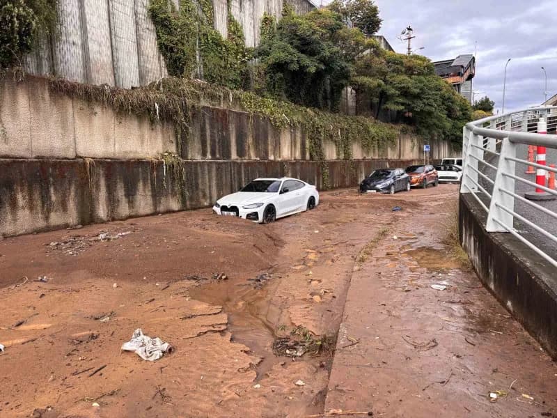 Trabzon’da etkili olan sağanak yağış nedeniyle cadde ve sokaklar göle dönerken, bazı iş yerlerini su bastı, bir binanın