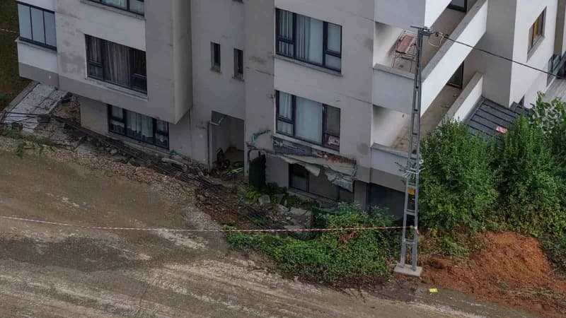 Trabzon’da etkili olan sağanak yağış nedeniyle cadde ve sokaklar göle dönerken, bazı iş yerlerini su bastı, bir binanın