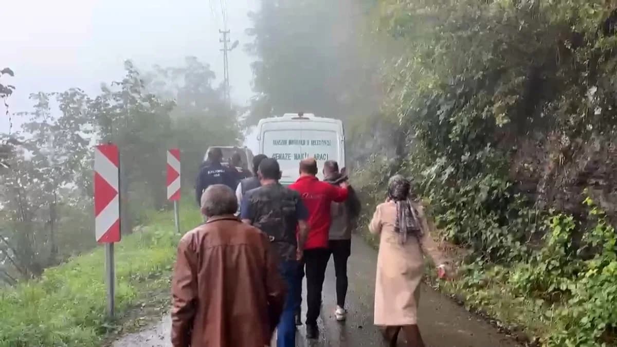 Trabzon Ortahisar Çağlayan Mahallesi'nde toprak kayması sonrası kurtarma ekipleri çalışıyor