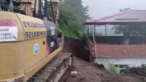Trabzon Ortahisar Çağlayan Mahallesi’nde toprak kayması sonrası kurtarma ekipleri çalışma yapıyor