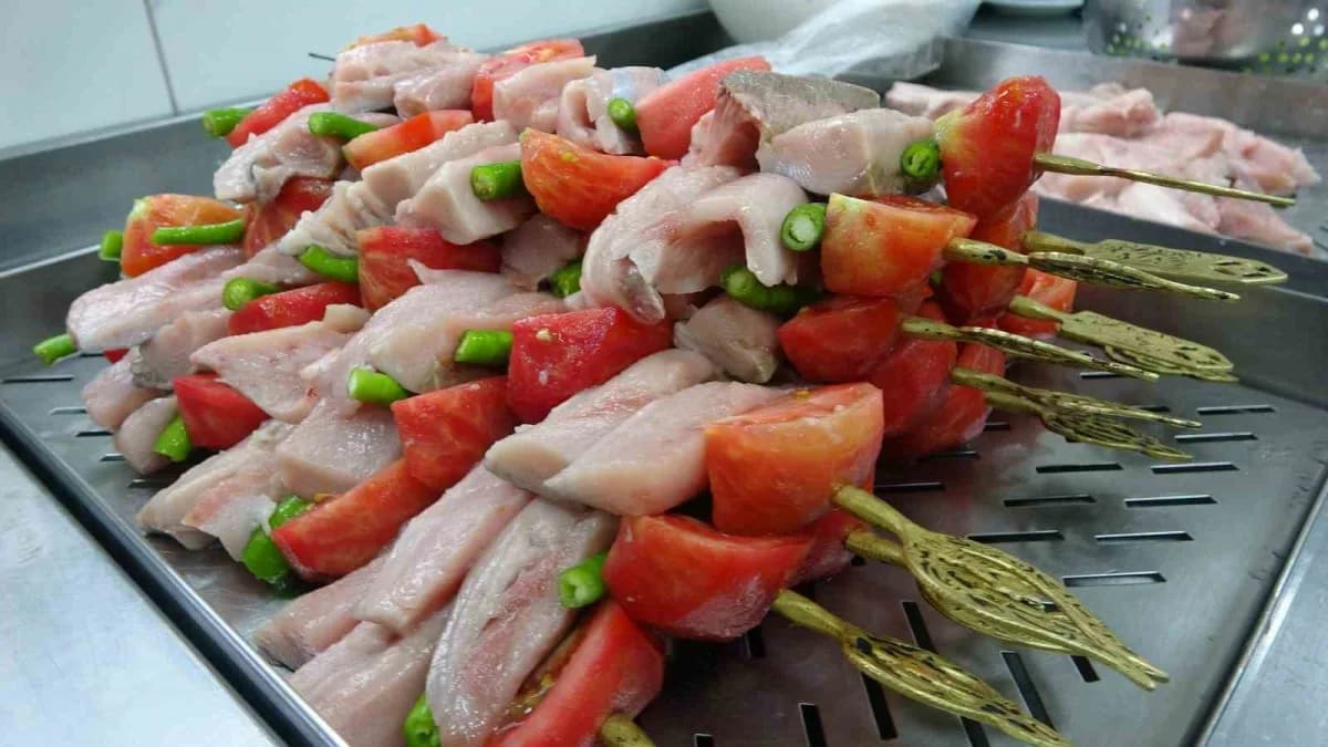 Trabzon’da palamut balığı şişte ve ekşili olarak sunulan lezzetler