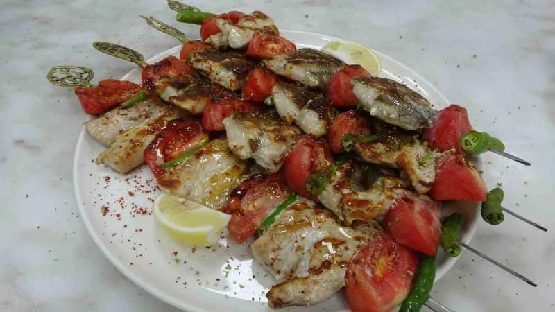 Karadeniz’de bugünlerde bol miktarda avlanan palamuda ilgi artarken, en fazla şişi tercih ediliyor.