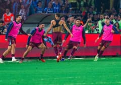 Trabzonspor futbolcuları, Galatasaray karşısında 4-0 galip geldiği maçta sevinç yaşarken