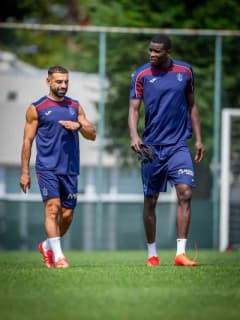 Trabzonspor futbolcuları Muhamed Salah, Noah Saviolo ve Paul Onuachu gol sevinci yaşarken