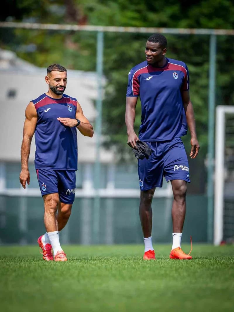 Trabzonspor futbolcuları Muhamed Salah, Noah Saviolo ve Paul Onuachu gol sevinci yaşarken