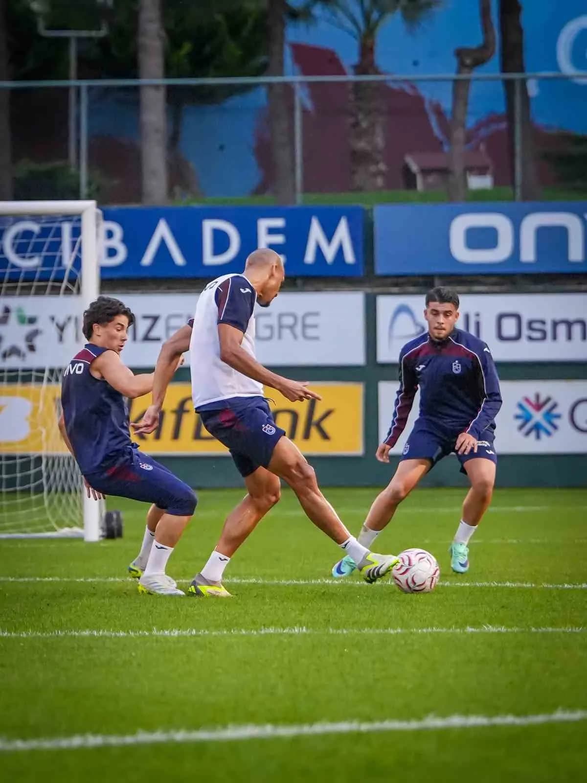 Trabzonspor futbolcuları Mehmet Ali Yılmaz Tesisleri’nde antrenman yaparken