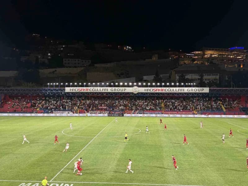 Mardin 21 Kasım Şehir Stadyumu'nda oynanan Trendyol 1. Lig maçında Mardin 1969 Spor ve Kayserispor takımları