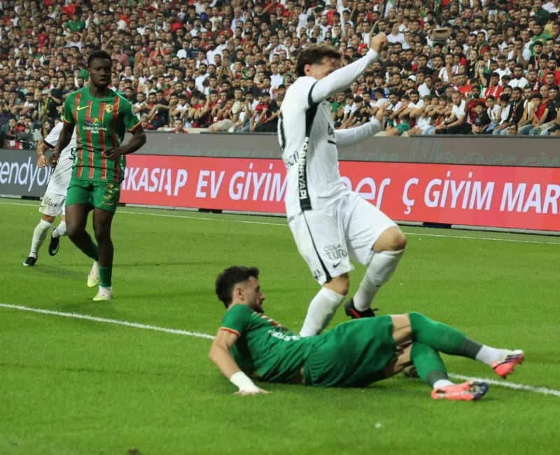 Diyarbakır'da Trendyol Süper Lig maçında Amed Sportif Faaliyetler ve Beşiktaş futbolcuları mücadele ediyor