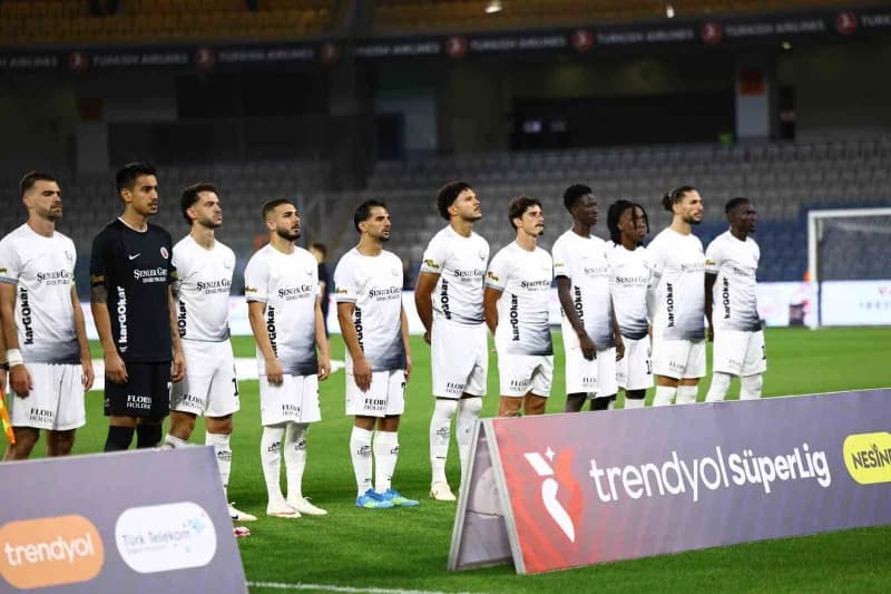 Trendyol Süper Lig'in 6. Haftasında Başakşehir, sahasında Gençlerbirliği ile karşılaşıyor. Mücadelenin 15 dakikası ev sa