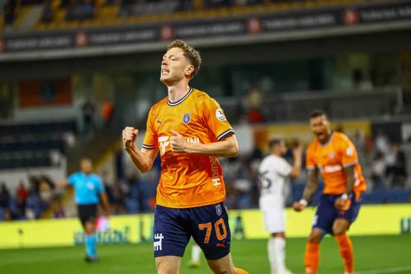 Trendyol Süper Lig'in 6. Haftasında Başakşehir, sahasında Gençlerbirliği ile karşılaşıyor. Mücadelenin 15 dakikası ev sa