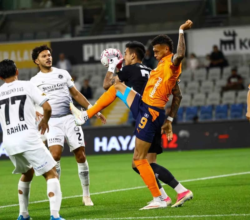 Trendyol Süper Lig'in 6. Haftasında Başakşehir, sahasında Gençlerbirliği ile karşılaşıyor. Mücadelenin 15 dakikası ev sa