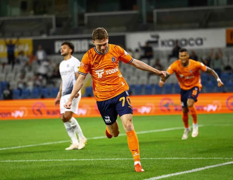 Trendyol Süper Lig'in 6. Haftasında Başakşehir, sahasında Gençlerbirliği ile karşılaşıyor. Mücadelenin 15 dakikası ev sa