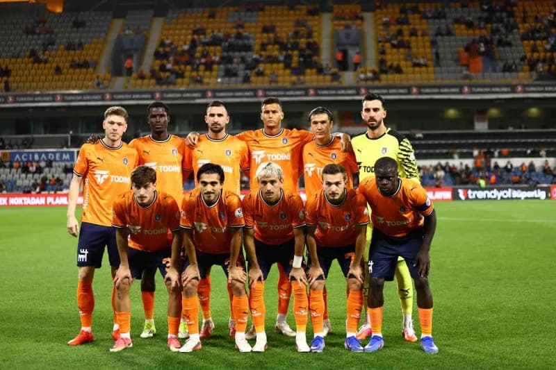 Trendyol Süper Lig'in 6. Haftasında Başakşehir, sahasında Gençlerbirliği ile karşılaşıyor. Mücadelenin 15 dakikası ev sa