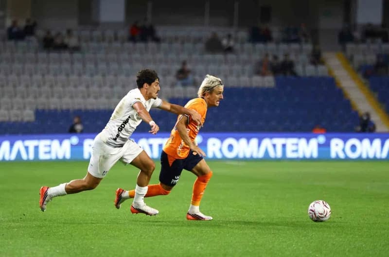 Trendyol Süper Lig'in 6. Haftasında Başakşehir, sahasında Gençlerbirliği ile karşılaşıyor. Mücadelenin 15 dakikası ev sa