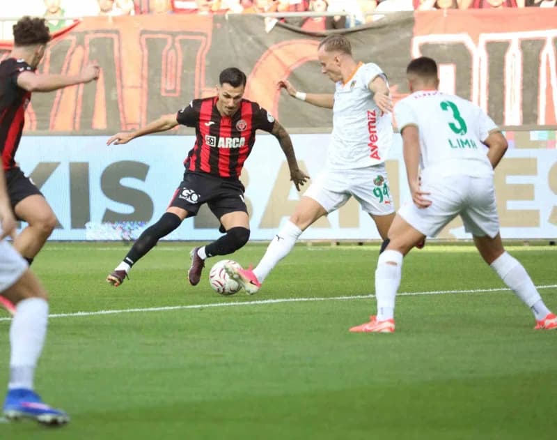 Çorum Şehir Stadyumu'nda Trendyol Süper Lig maçında Çorum FK ve Corendon Alanyaspor oyuncuları mücadele ediyor