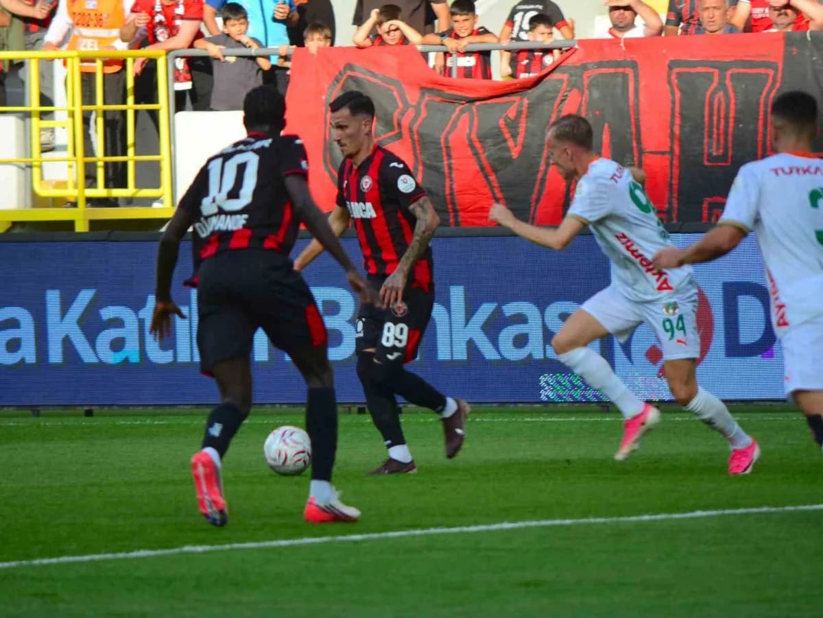Trendyol Süper Lig'in 6. Haftasında Çorum FK, sahasında Corendon Alanyapor ile karşı karşıya geliyor. Mücadelenin 15 dak