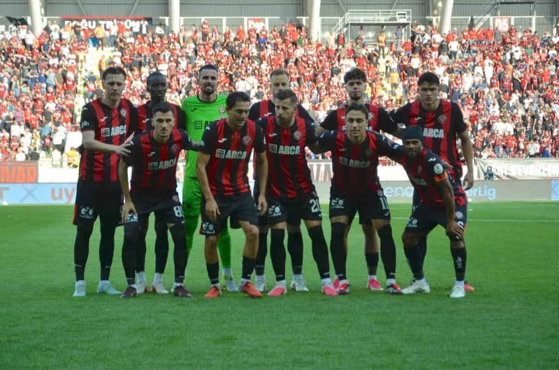 Trendyol Süper Lig'in 6. Haftasında Çorum FK, sahasında Corendon Alanyapor ile karşı karşıya geliyor. Mücadelenin 15 dak