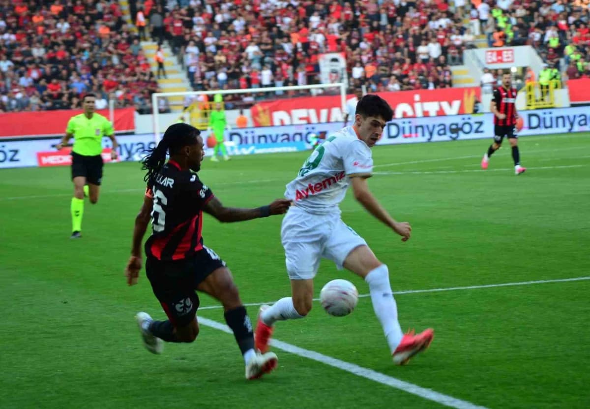 Trendyol Süper Lig 6. haftasında Çorum FK ile Corendon Alanyaspor arasında oynanan maçtan bir görüntü