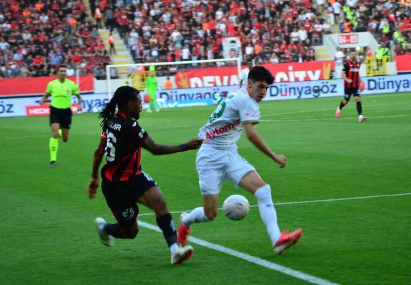 Trendyol Süper Lig 6. haftasında Çorum FK ile Corendon Alanyaspor arasında oynanan maçtan bir görüntü