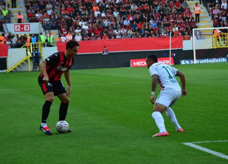Trendyol Süper Lig'in 6. Haftasında Çorum FK, sahasında Corendon Alanyapor ile karşı karşıya geliyor. Mücadelenin 15 dak