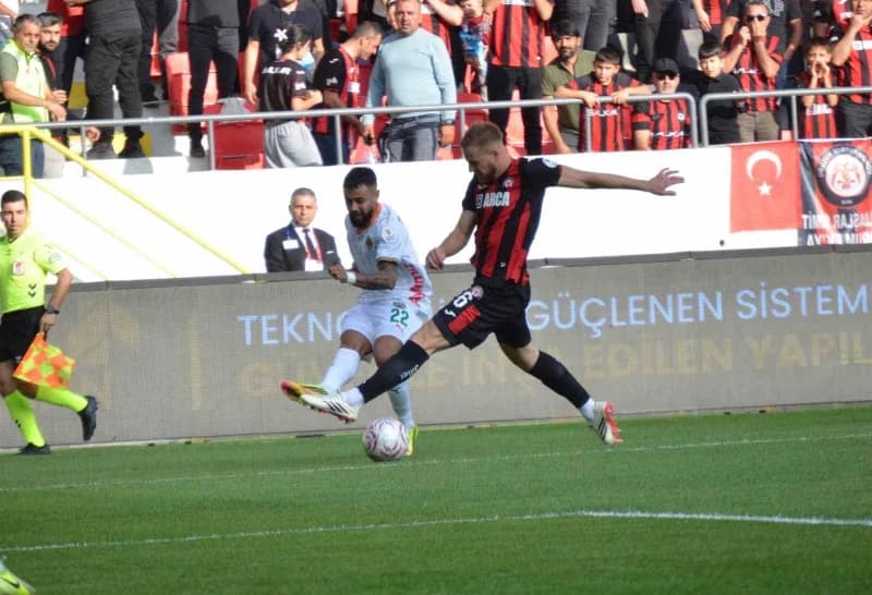 Trendyol Süper Lig'in 6. Haftasında Çorum FK, sahasında Corendon Alanyapor ile karşı karşıya geliyor. Mücadelenin 15 dak