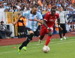 Kazım Karabekir Stadyumu'nda oynanan Trendyol Süper Lig maçında Erzurumspor FK ve Samsunspor oyuncuları mücadele ediyor