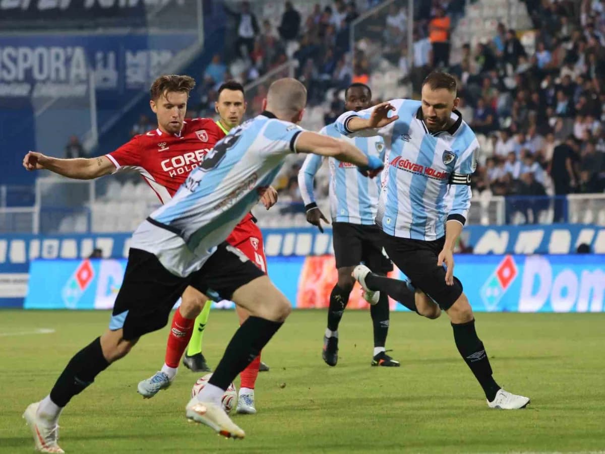 Kazım Karabekir Stadyumu'nda oynanan Trendyol Süper Lig maçında Erzurumspor FK ve Samsunspor oyuncuları mücadele ediyor