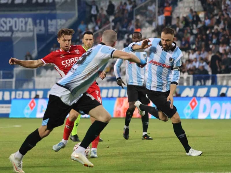 Kazım Karabekir Stadyumu'nda oynanan Trendyol Süper Lig maçında Erzurumspor FK ve Samsunspor oyuncuları mücadele ediyor