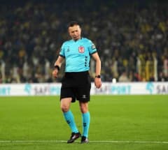 Trendyol Süper Lig maçında hakemler sahada görev yapıyor