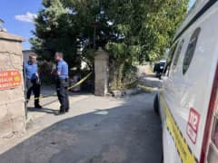 Kayseri Kocasinan ilçesinde tüfekle vurulan kadın için olay yerinde polis ve sağlık ekipleri müdahale ediyor