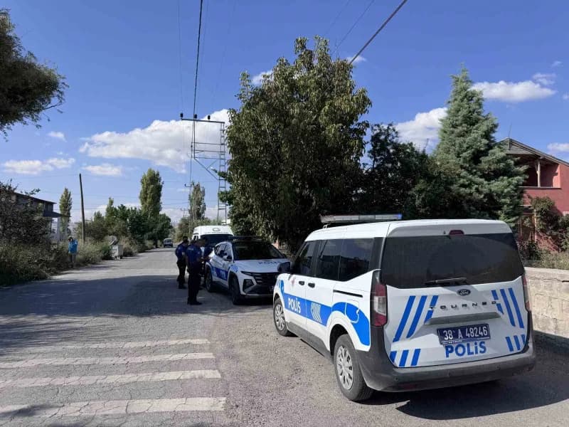 Kayseri'nin Kocasinan ilçesinde tüfekle vurulan kadın ağır yaralandı.