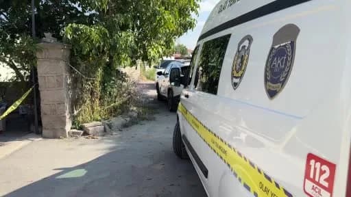 Kayseri Kocasinan ilçesinde tüfekle vurulan kadın için olay yerinde polis ve sağlık ekipleri müdahale ediyor