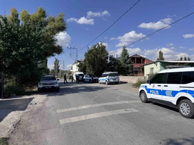 Kayseri'nin Kocasinan ilçesinde tüfekle vurulan kadın ağır yaralandı.