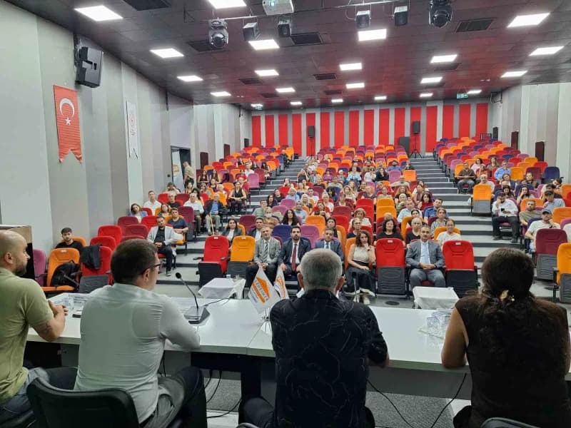 Tunceli’de 21 Eylül Dünya Alzheimer Günü kapsamında düzenlenen panelde Alzheimer Hastalığı, sağlıklı yaşlanma ve hasta y