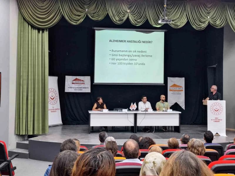 Tunceli’de 21 Eylül Dünya Alzheimer Günü kapsamında düzenlenen panelde Alzheimer Hastalığı, sağlıklı yaşlanma ve hasta y