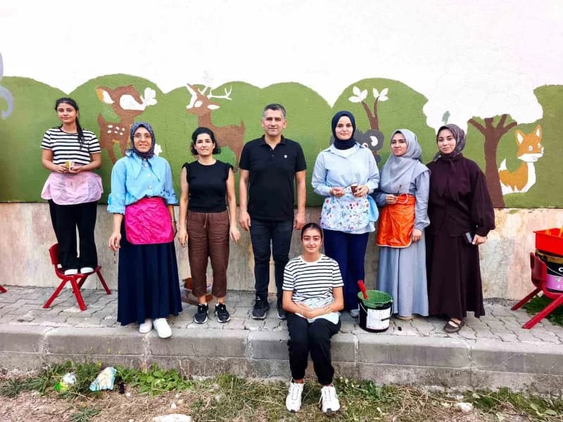 Tunceli’nin bir anaokulunun duvarları, gönüllü öğretmenler ve öğrencilerin katkılarıyla rengarenk görüntülere kavuştu.