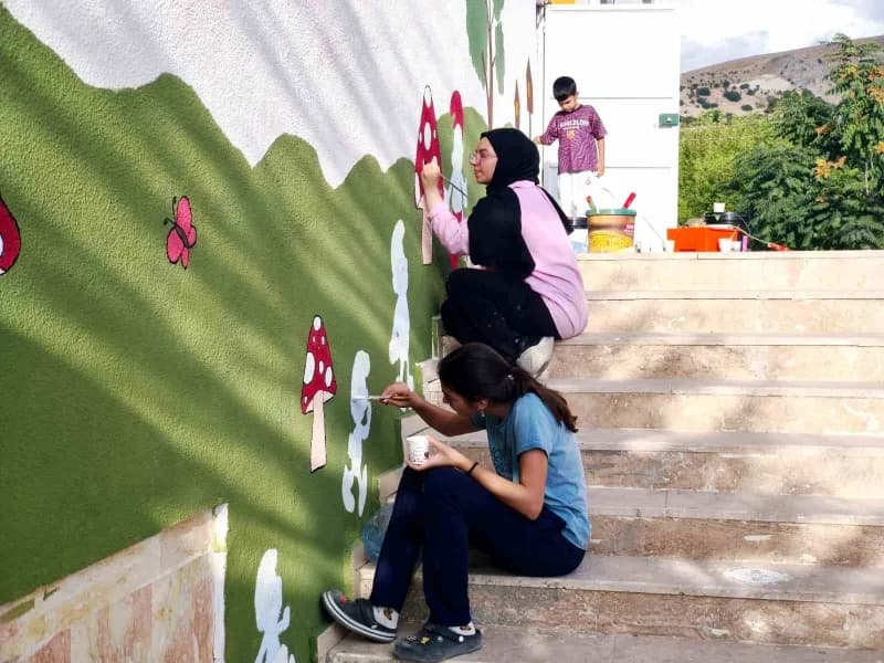 Tunceli’nin bir anaokulunun duvarları, gönüllü öğretmenler ve öğrencilerin katkılarıyla rengarenk görüntülere kavuştu.