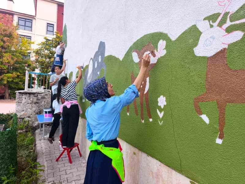 Tunceli’nin bir anaokulunun duvarları, gönüllü öğretmenler ve öğrencilerin katkılarıyla rengarenk görüntülere kavuştu.