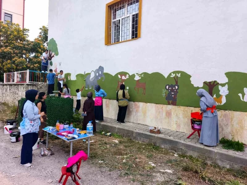 Tunceli’nin bir anaokulunun duvarları, gönüllü öğretmenler ve öğrencilerin katkılarıyla rengarenk görüntülere kavuştu.