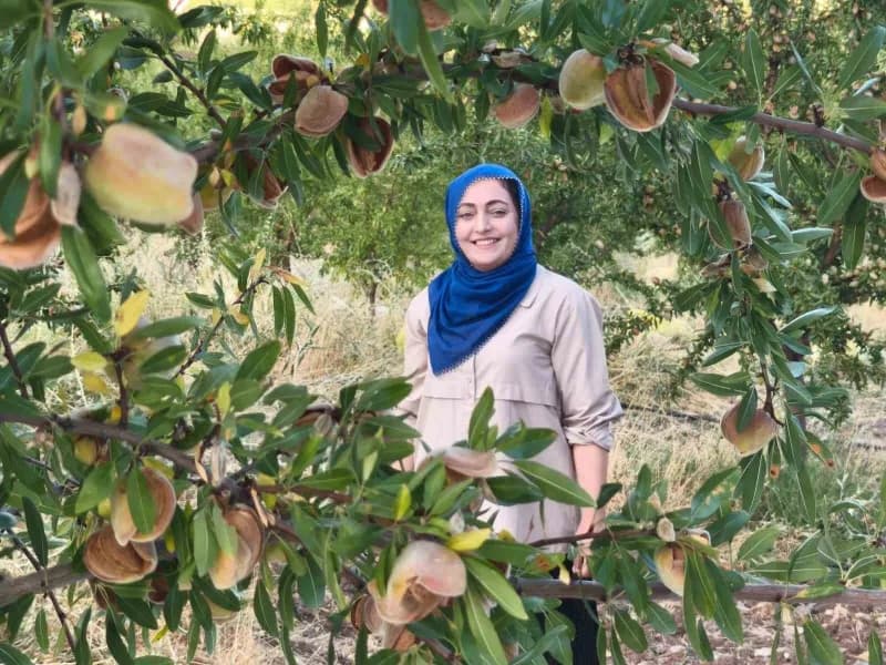 Tunceli Çemişgezek’te Ayşe Balcı’nın badem bahçesinde badem ağaçları ve üretici