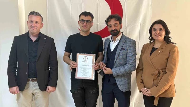 Tunceli'de düzenli Kan bağışında bulunan 20'nin üzerinde bağışçıya madalyaları takdim edildi.