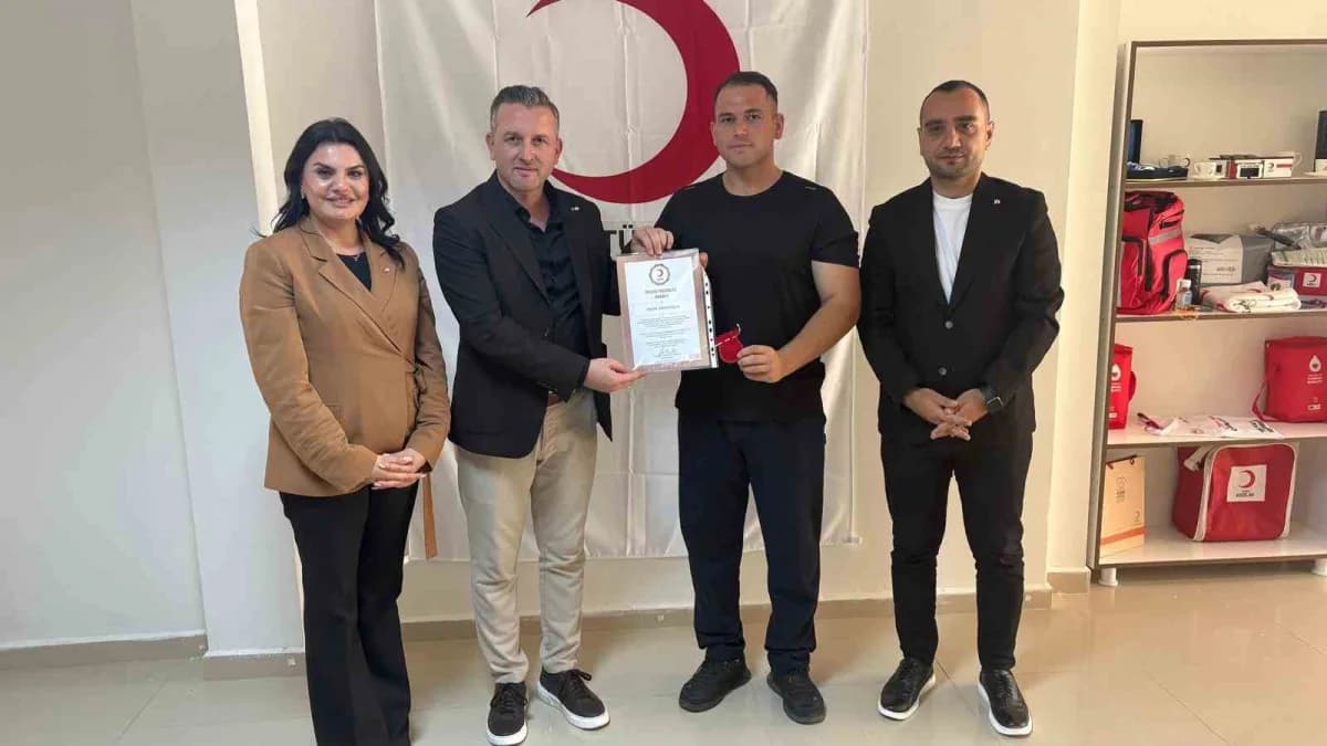 Tunceli'de düzenli Kan bağışında bulunan 20'nin üzerinde bağışçıya madalyaları takdim edildi.