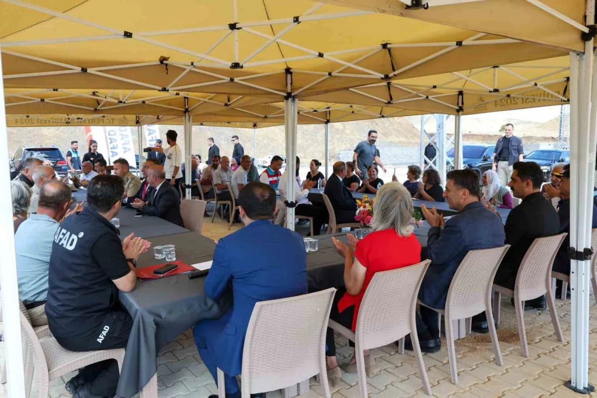 Tunceli’de yapımı tamamlanan 18 kırsal konutun anahtarları hak sahiplerine teslim edildi.