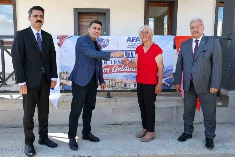Tunceli’de yapımı tamamlanan 18 kırsal konutun anahtarları hak sahiplerine teslim edildi.